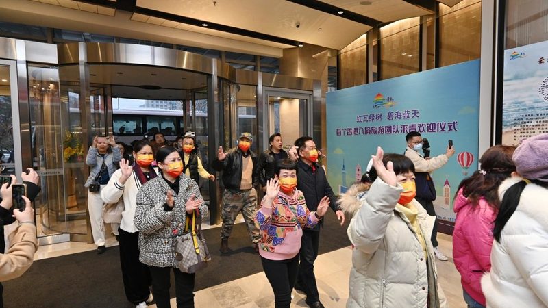 在签订会议旅游合同时，首先应对合同条款进行全面审查。这包括但不限于以下方面：